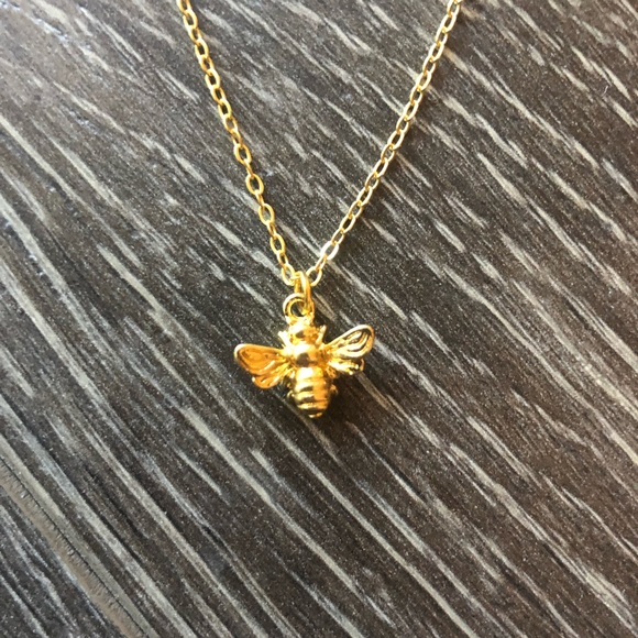 Delicate honeybee 🐝 gold necklace - Picture 3 of 3